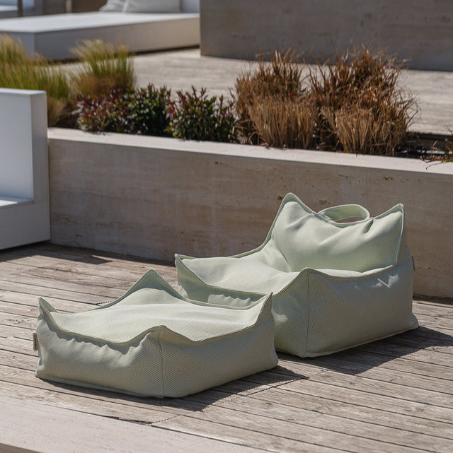 Mueble Puf de Exterior Cuadrado Verde Impermeable con acabado verde en ambiente para exterior de estilo nórdico