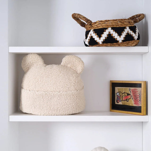 Mueble Cojín con Bolsillo Osito de Peluche Blanco Crema con acabado blanco, acabado crema en ambiente de estilo nórdico