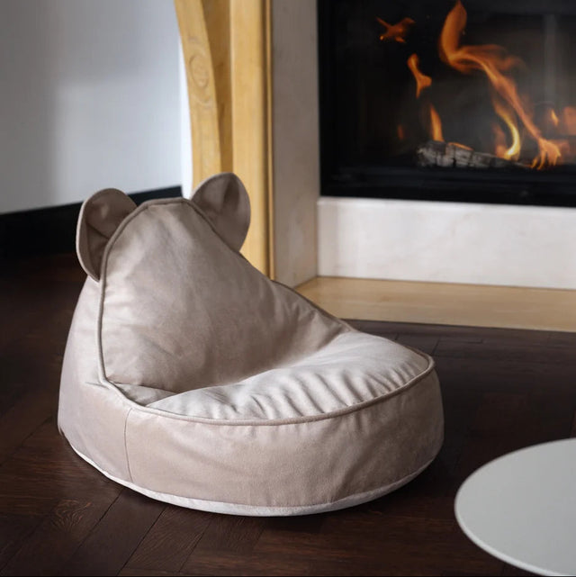 Mueble Puf Infantil Osito de Terciopelo Beige con acabado beige en ambiente de estilo nórdico