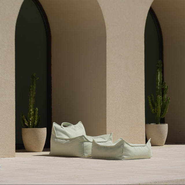 Mueble Puf de Exterior Cuadrado Verde Impermeable con acabado verde en ambiente para exterior de estilo nórdico