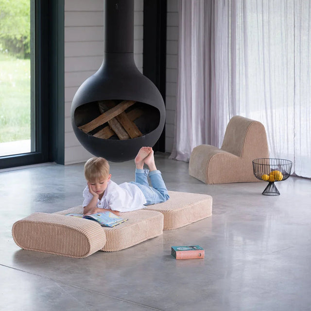 Silla Infantil Nube de Pana Beige con acabado beige en ambiente de estilo nórdico