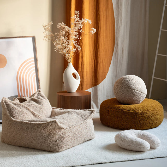 Mueble Almohada U de Borreguillo Blanco Crema con acabado blanco, acabado crema en ambiente de estilo nórdico