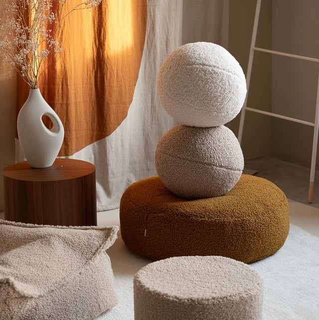 Mueble Puf Redondo de Borreguito Marrón en ambiente de estilo nórdico