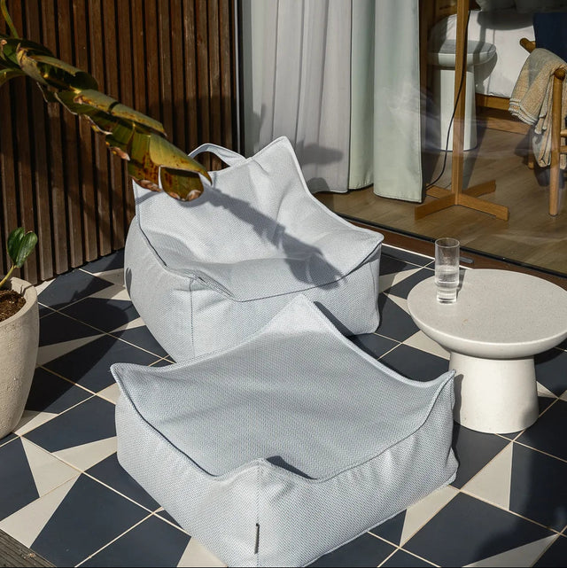 Mueble Puf de Exterior Cuadrado Azul Impermeable en ambiente para exterior de estilo nórdico