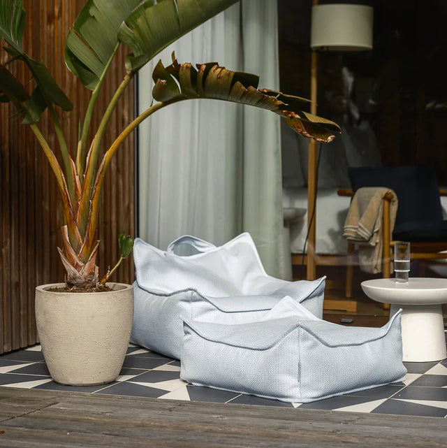 Mueble Puf de Exterior Cuadrado Azul Impermeable en ambiente para exterior de estilo nórdico
