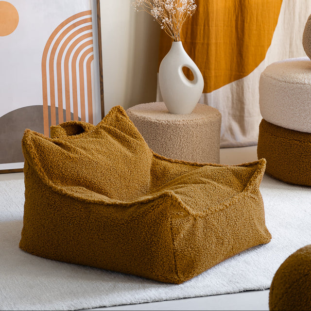Silla Puf Infantil Silla de Borreguillo Marrón en ambiente de estilo nórdico