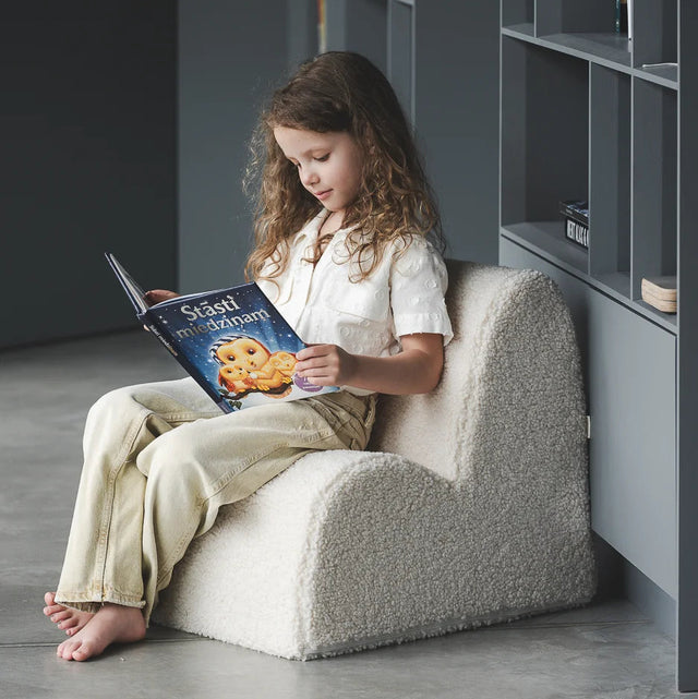 Silla Infantil Nube de Borreguillo Blanca Crema con acabado crema en ambiente de estilo nórdico