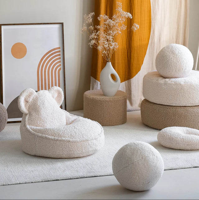 Mueble Set Puf Infantil Osito + Redondo de Borreguito Blanco Crema con acabado blanco, acabado crema en ambiente de estilo nórdico