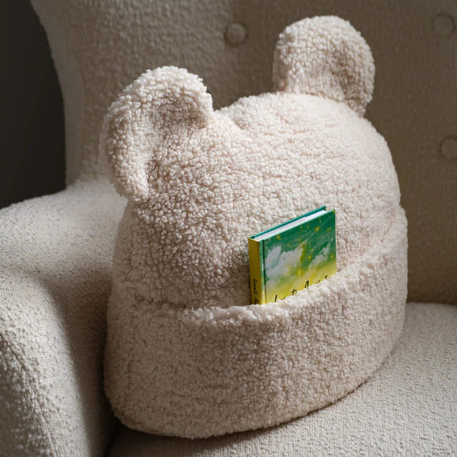Mueble Cojín con Bolsillo Osito de Peluche Blanco Crema con acabado blanco, acabado crema en ambiente de estilo nórdico