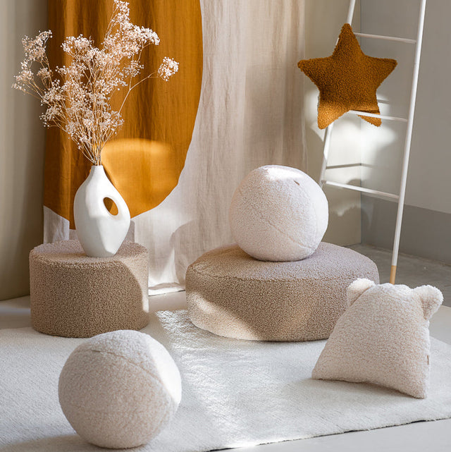 Mueble Cojín Osito de Borreguito Blanco Crema con acabado blanco, acabado crema en ambiente de estilo nórdico