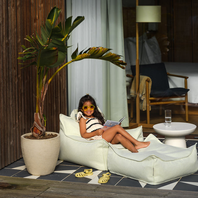 Mueble Puf de Exterior Cuadrado Verde Impermeable con acabado verde en ambiente para exterior de estilo nórdico