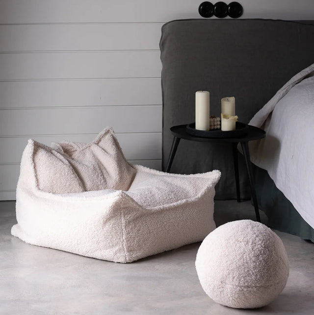 Silla Puf Infantil Silla de Borreguillo Blanco Crema con acabado blanco, acabado crema en ambiente de estilo nórdico