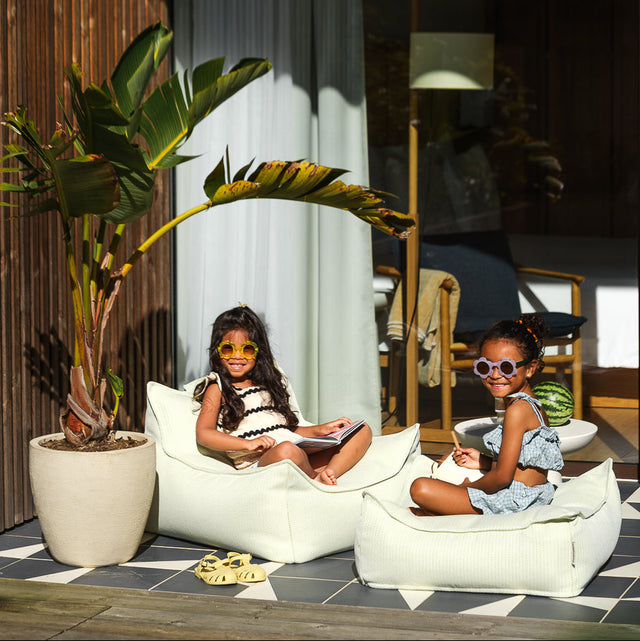 Mueble Puf de Exterior Cuadrado Verde Impermeable con acabado verde en ambiente para exterior de estilo nórdico