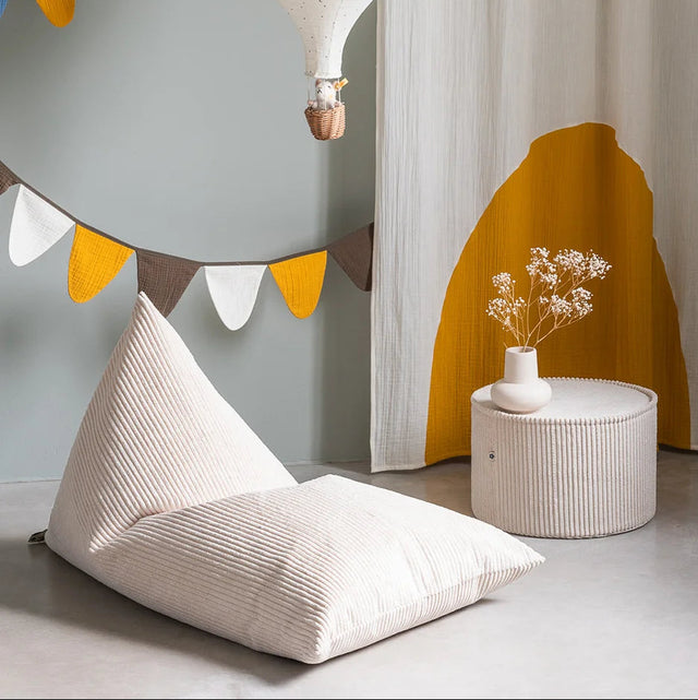 Mueble Puf Tumbona de Pana Blanco Crema con acabado blanco, acabado crema en ambiente de estilo nórdico