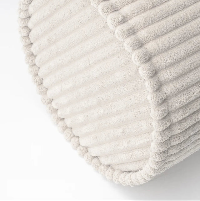 Mueble Cojín Cilindro de Pana Blanca Crema con acabado crema en ambiente de estilo nórdico
