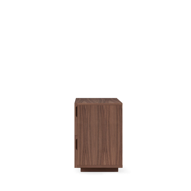 Mesita de Noche Baja Borneo Nogal de 2 Cajones | detalle de diseño | Somcasa Vlc | 00MB535433 | imagen 3