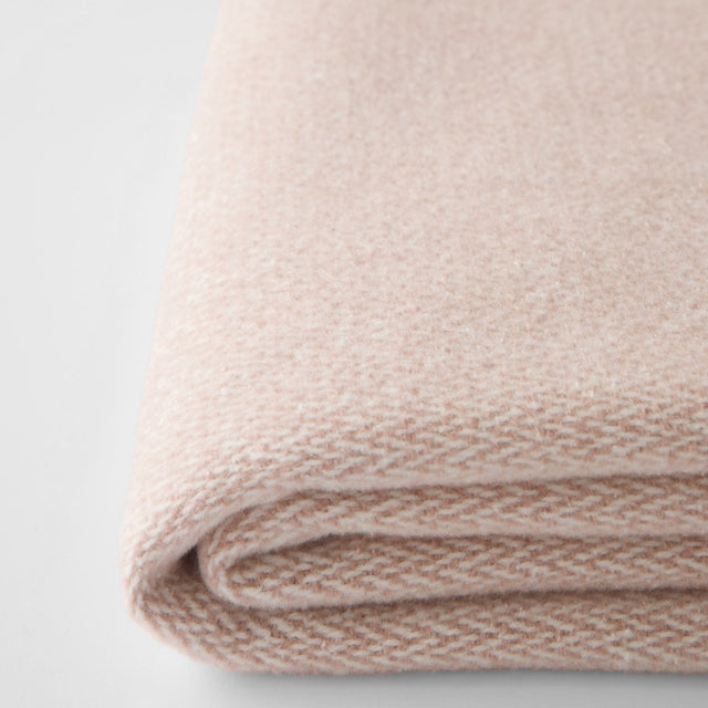 Mueble Manta Espiga Rosa Polvo en ambiente de estilo nórdico