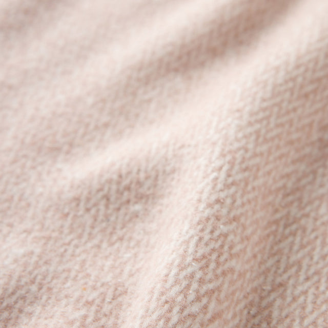 Mueble Manta Espiga Rosa Polvo en ambiente de estilo nórdico