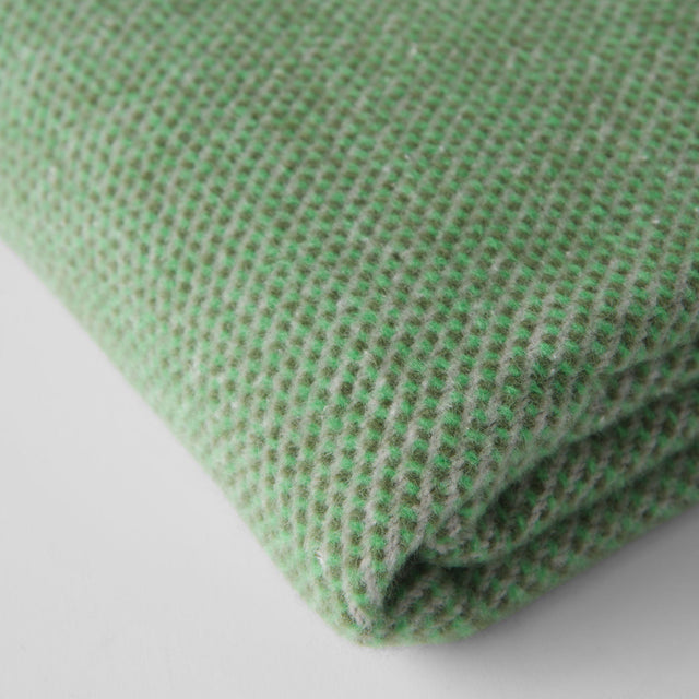 Mueble Manta Jade Verde Bosque con acabado verde en ambiente de estilo nórdico
