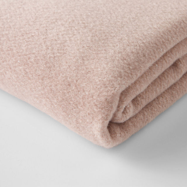 Mueble Manta Kalos Rosa Polvo en ambiente de estilo nórdico