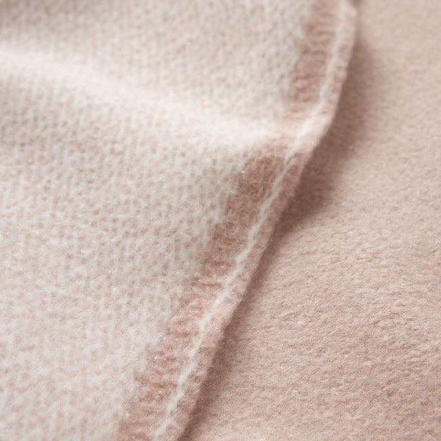 Mueble Manta Kalos Rosa Polvo en ambiente de estilo nórdico