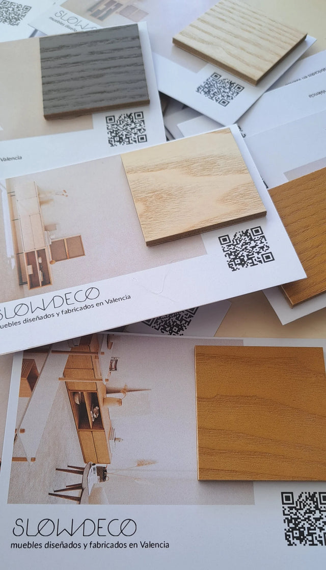 Mueble de diseño en madera natural en espacio de estilo nórdico