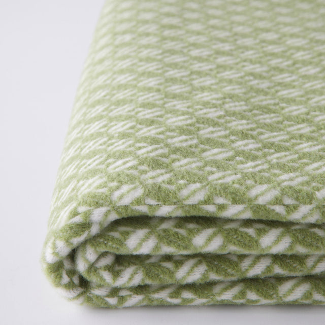 Mueble Manta Nilo Verde Oliva con verde oliva, acabado verde en ambiente de estilo nórdico