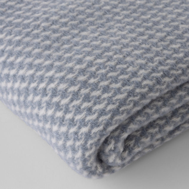 Mueble Manta Ruby Azul Noche en ambiente de estilo nórdico