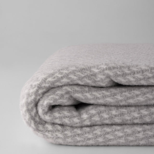 Mueble Manta Ruby Gris Claro con acabado gris en ambiente de estilo nórdico