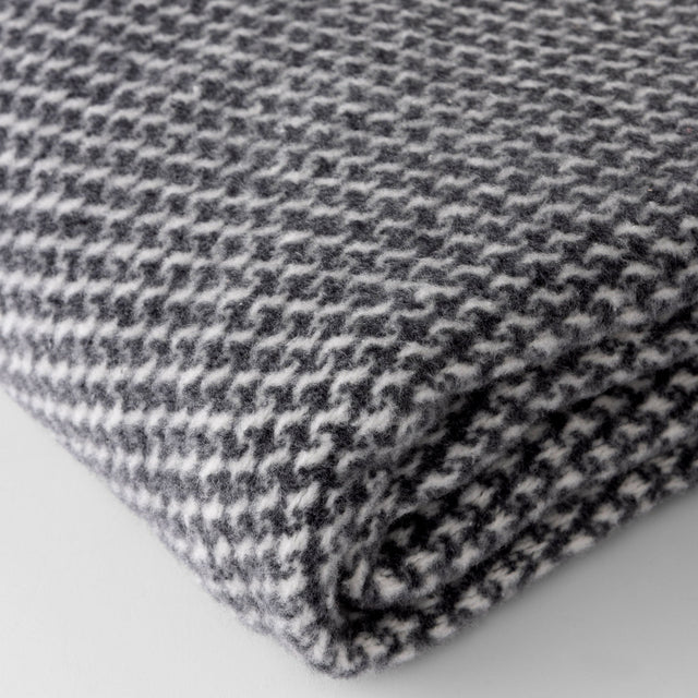 Mueble Manta Ruby Gris Oscuro con acabado gris en ambiente de estilo nórdico
