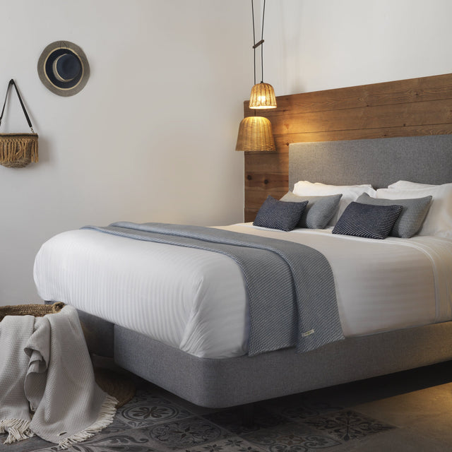 Mueble Manta Ruby Gris Oscuro con acabado gris en ambiente de estilo nórdico