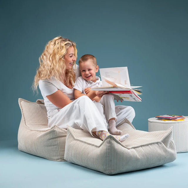 Silla Set Puf Infantil Silla + Cuadrado de Pana Blanco Crema con acabado blanco, acabado crema en ambiente de estilo nórdico