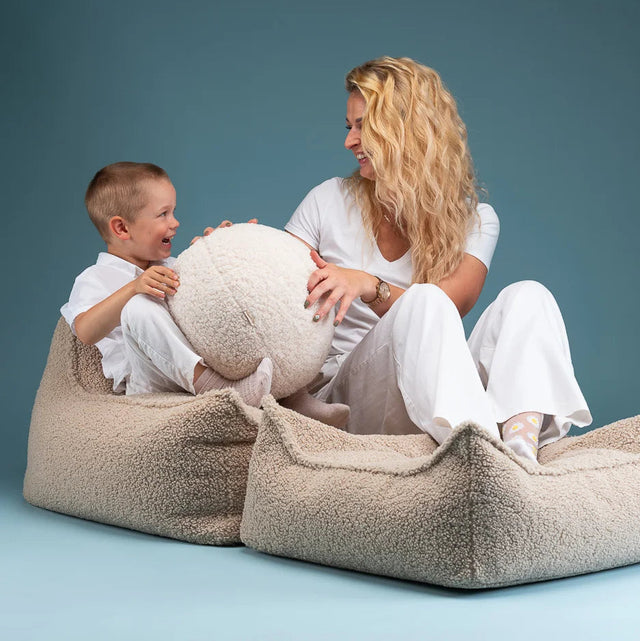 Mueble Puf Infantil Cuadrado de Borreguillo Beige con acabado beige en ambiente de estilo nórdico