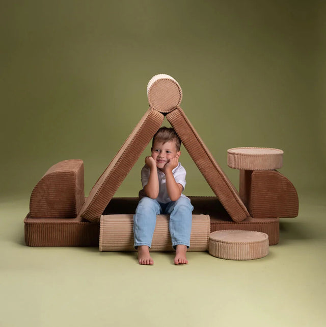 Sofá Infantil de Pana Marrón en ambiente de estilo nórdico