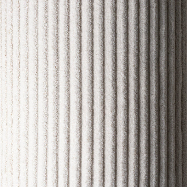 Mueble Cojín Cuadrado de Pana Blanca Crema con acabado crema en ambiente de estilo nórdico