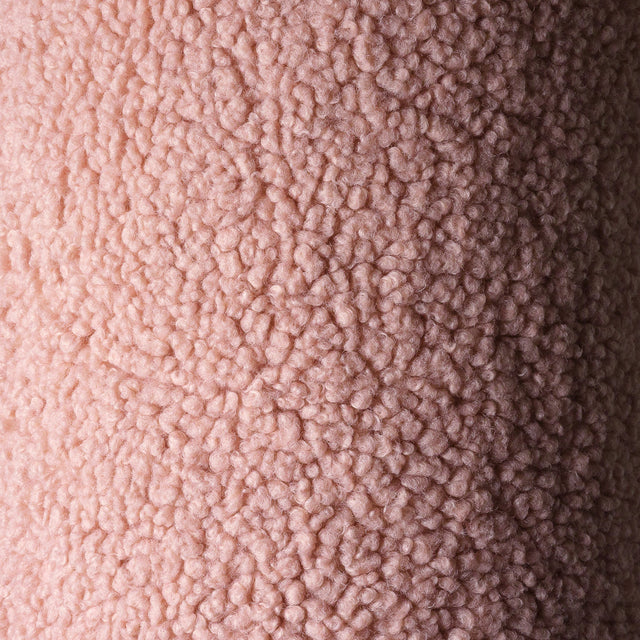 Mueble Cojín con Bolsillo Osito de Peluche Rosa en ambiente de estilo nórdico