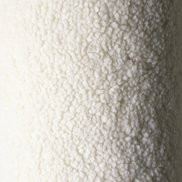 Mueble Set Puf Infantil Osito + Redondo de Borreguito Blanco Crema con acabado blanco, acabado crema en ambiente de estilo nórdico
