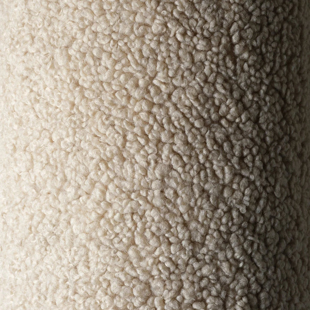 Mueble Almohada U de Borreguillo Beige con acabado beige en ambiente de estilo nórdico