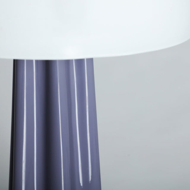 Vista detalle base Lámpara de Sobremesa Amalfi Hierro en color morado combinado con vidrio en color blanco Kodu Homedesign Vical Slowdeco 