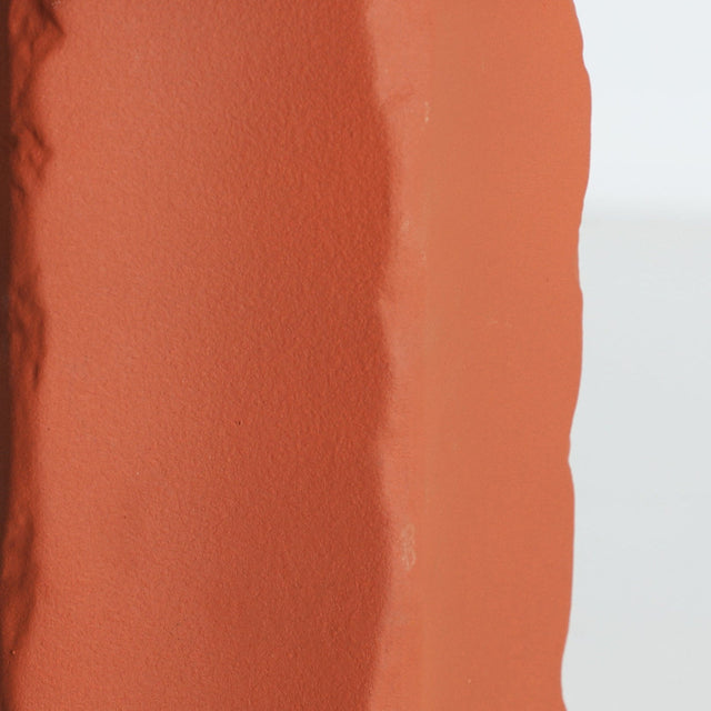 Vista detalle base Lámpara de Sobremesa Argila Cerámica en color terracota combinado con acero en color dorado y lino en color blanco roto Kodu Homedesign Vical Slowdeco