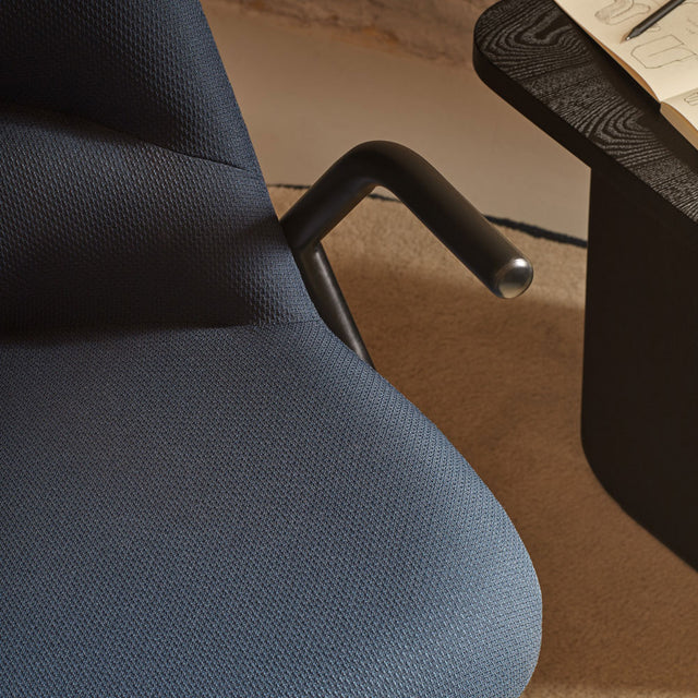Vista detalle butaca Dins Alta Tapizado Azul Oscuro Estructura metálica negra comedor salón Teulat Slowdeco
