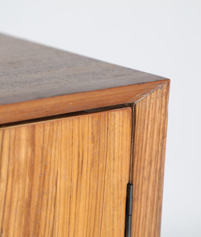 Vista detalle madera Aparador Lauris 180 cm Madera de abeto en color marrón y hierro en color negro acabado mate Kodu Homedesign Slowdeco