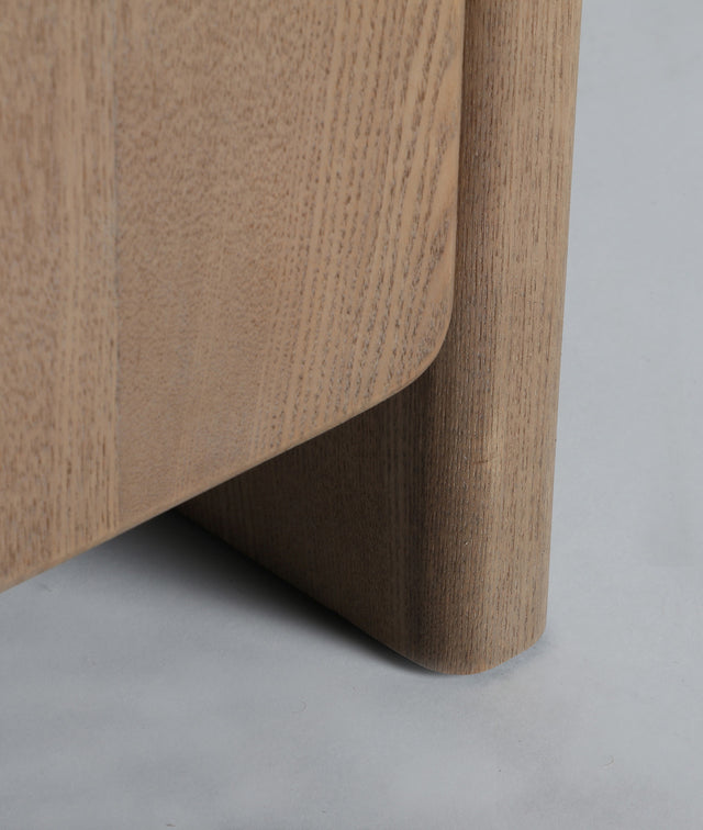 Vista detalle patas Aparador Busk 160 cm Madera de fresno en color marrón claro Kodu Homedesign Slowdeco