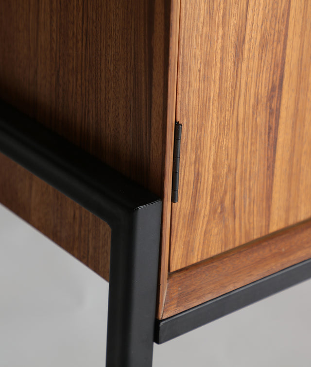 Vista detalle soporte metálico Aparador Lauris 180 cm Madera de abeto en color marrón y hierro en color negro acabado mate Kodu Homedesign Slowdeco