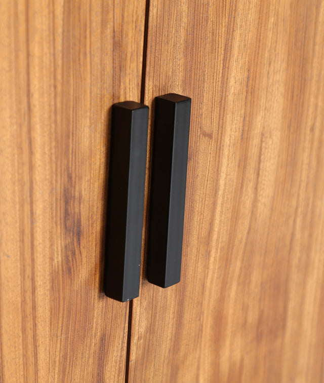 Vista detalle tiradores negros Aparador Lauris 180 cm Madera de abeto en color marrón y hierro en color negro acabado mate Kodu Homedesign Slowdeco