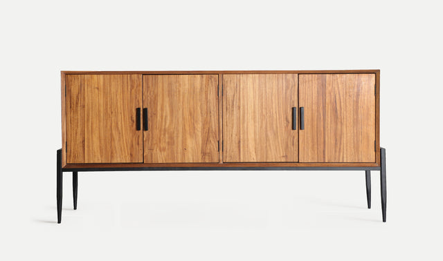 Vista frontal Aparador Lauris 180 cm Madera de abeto en color marrón y hierro en color negro acabado mate Kodu Homedesign Slowdeco