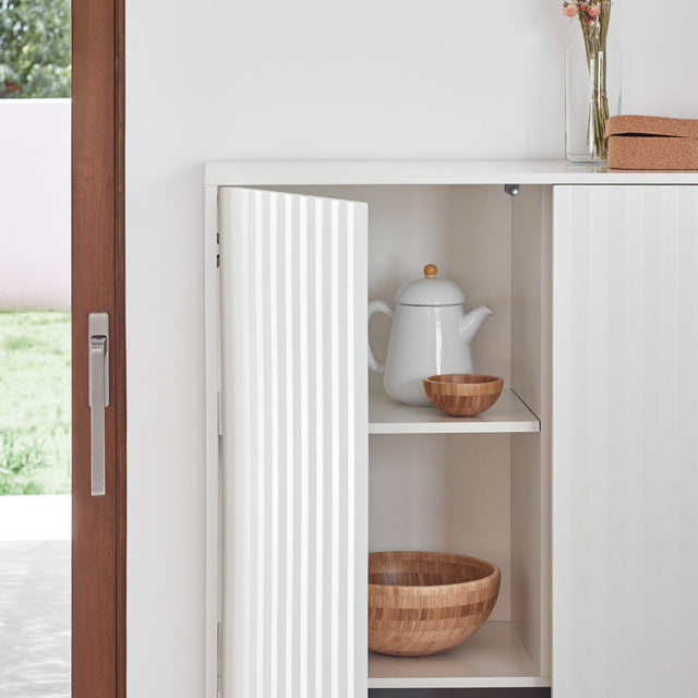 Vista frontal detalle Mueble Auxiliar Sierra 97 cm Blanco puerta abierta entrada comedor salón Teulat Slowdeco