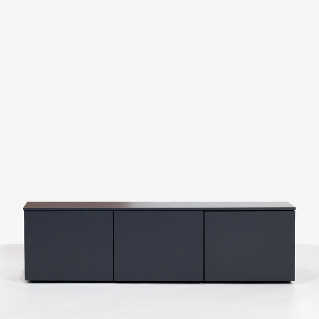 Mueble TV Nolla 150 Gris Antracita con acabado gris vista frontal de estilo nórdico