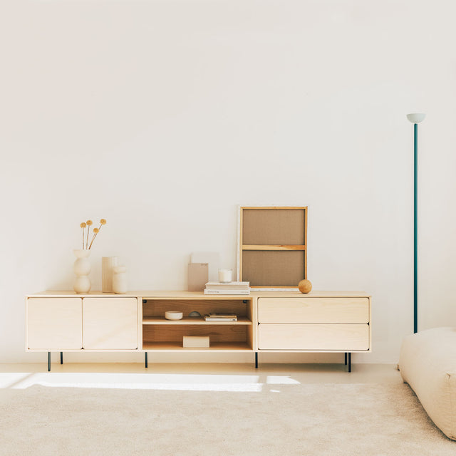 Vista frontal mueble de TV 240 cm Penxat Natural Personalizado 2 Puertas 1 Balda 2 cajones sobre patas metálicas salón comedor Slowdeco