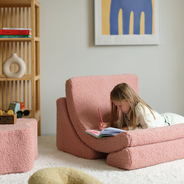 Sillón Infantil Luna De Borreguillo Beige con acabado beige vista lateral de estilo nórdico